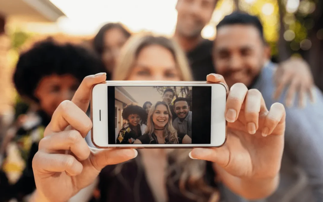 Selfie en publicité : quand l’autoportrait numérique révolutionne la communication de marque