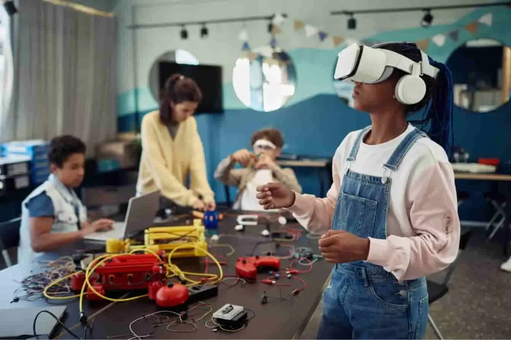 Scène immersive de développeurs XR/VR : casque VR, laptop, composants électroniques et ambiance de laboratoire moderne.