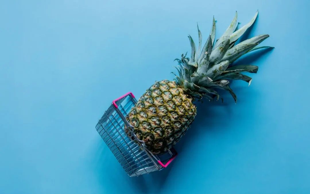 Ananas retourné dans le caddie : le nouveau code de drague en supermarché