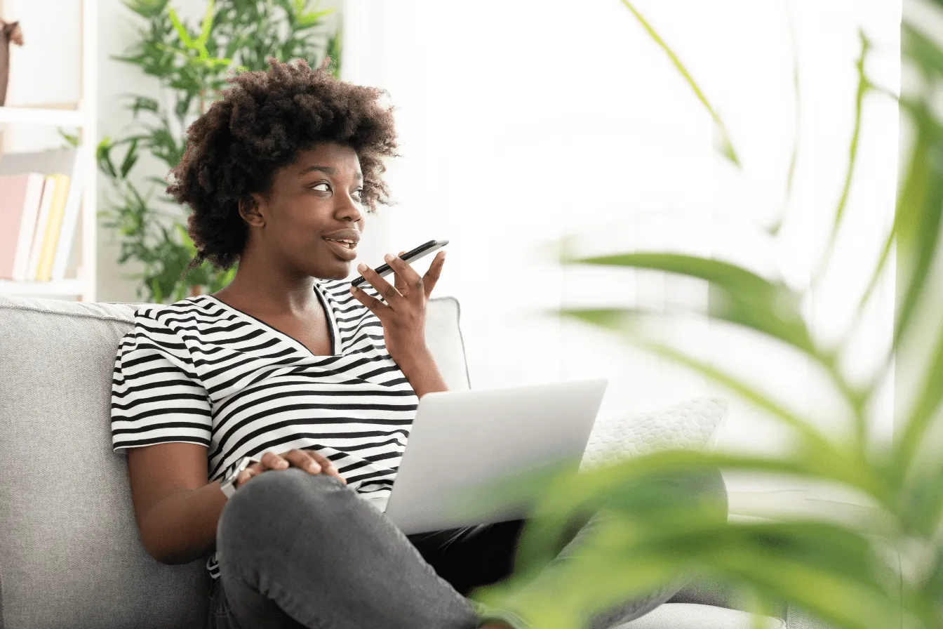 femme-laissant-un-message Femme assise au téléphone
