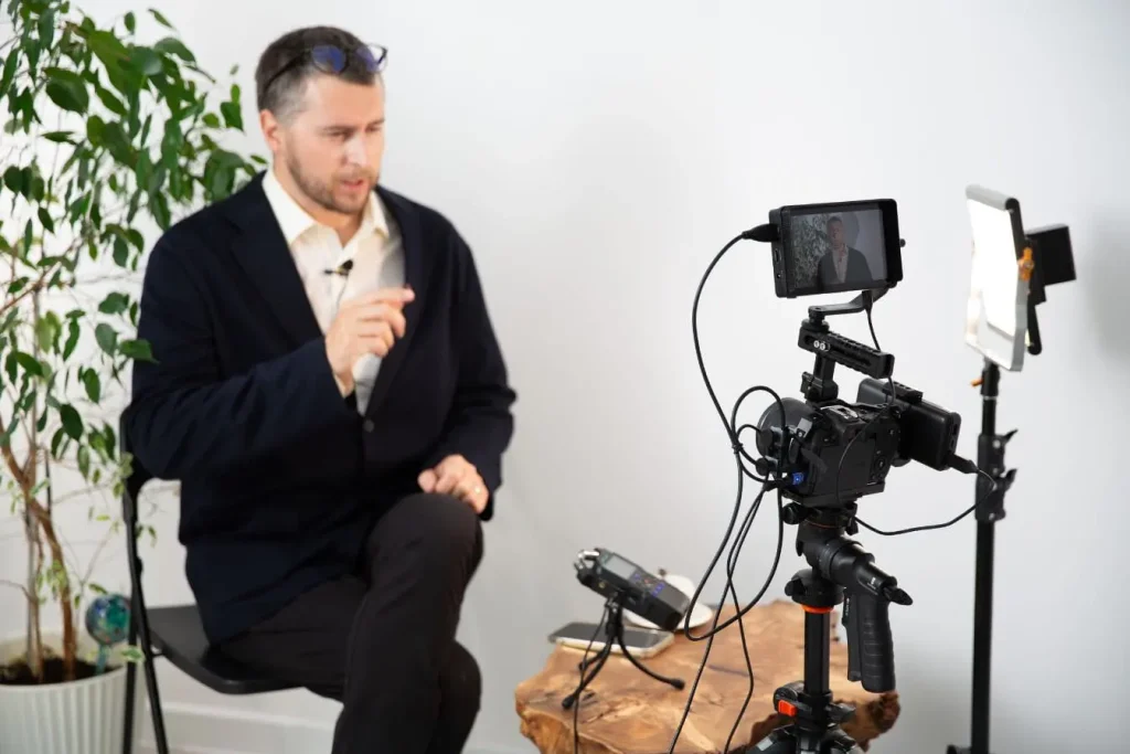 Créateur filmé en intérieur illustrant une stratégie de contenu vidéo pour monétiser Pinterest