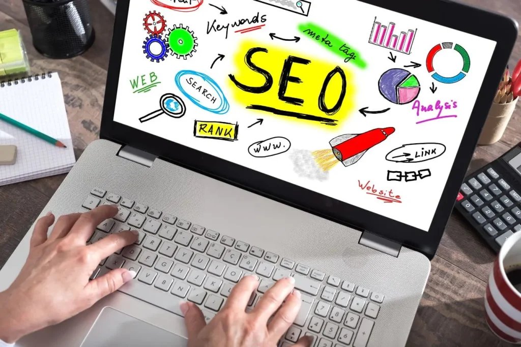 Mains tapant sur clavier avec écran coloré SEO, image illustrant la puissance des Rich Snippets pour enrichir résultats et améliorer visibilité.