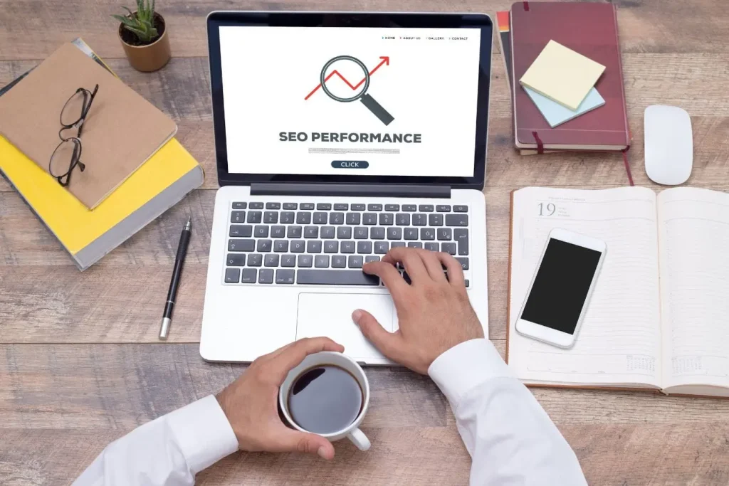 Laptop affichant SEO Performance avec loupe et graphique rouge, image illustrant l’impact des Rich Snippets sur visibilité et taux de clics.