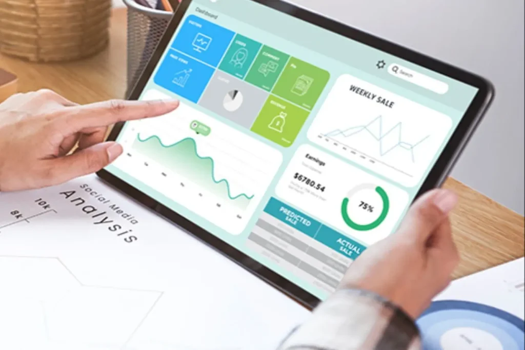 Personne utilisant une tablette affichant graphiques et données, image illustrant l’analyse TF-IDF en SEO pour optimiser la pertinence des contenus