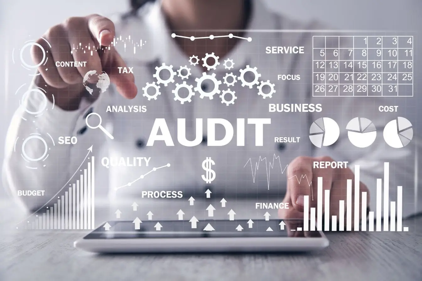 Interface digitale affichant le mot audit entouré de termes liés au SEO comme contenu, analyse, coût et qualité illustrant un audit SEO complet