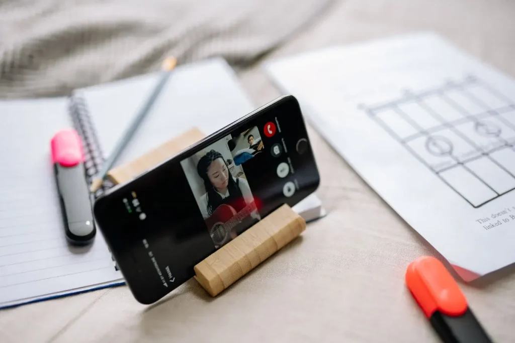 Écran de téléphone montrant cours de guitare, image représentant le neuromarketing et l’analyse des comportements face aux expériences interactives.