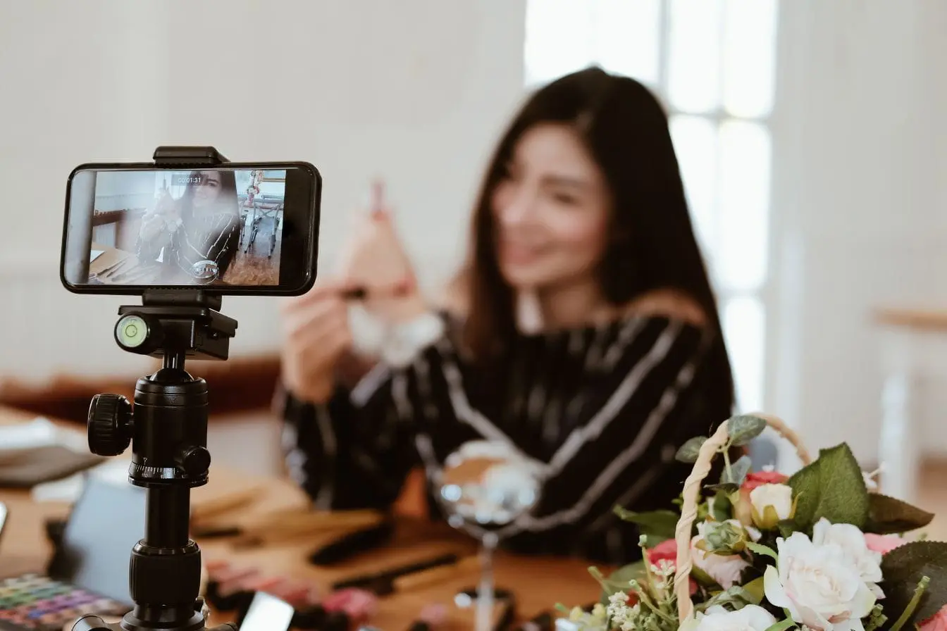 Influenceur filmé en pleine démonstration créative, illustrant la préparation d’un média kit professionnel pour séduire des marques et décrocher des partenariats