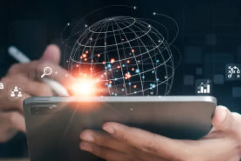 Une main tient une tablette projetant un globe numérique lumineux, symbole d’innovation et de stratégie digitale pour créer du buzz marketing.