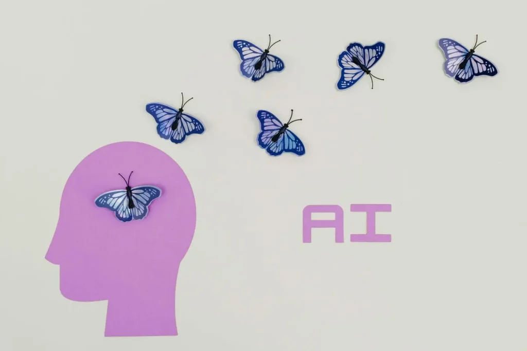 Silhouette violette de tête humaine avec papillons bleus, image illustrant le prompt engineering et la créativité générée par l’intelligence artificielle.