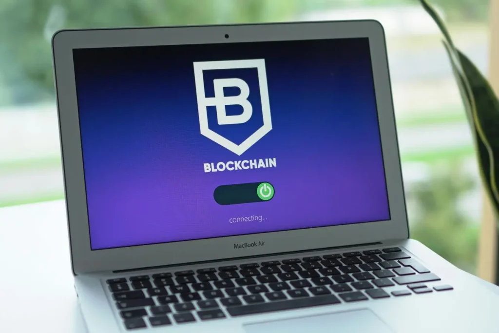 Ordinateur portable affichant logo blockchain, image illustrant la connexion numérique et l’univers du Web3.