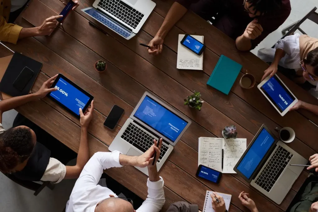 Groupe en réunion illustrant l’agilité d’une startup face à la stabilité d’une PME, entre innovation rapide et gestion structurée autour d’outils numériques.