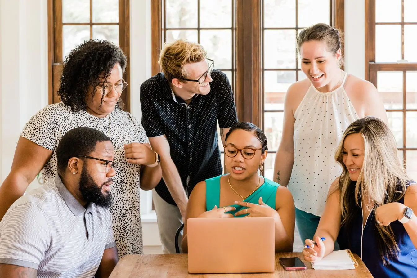 bootstrapping Groupe de personnes réunies autour d’un ordinateur portable, image illustrant le bootstrapping et la création d’entreprise avec ressources limitées.