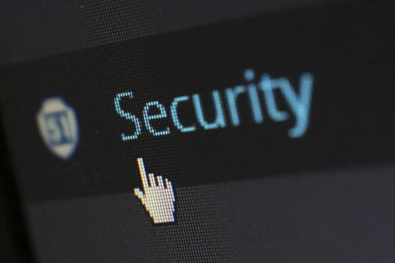 Écran d’ordinateur affichant le mot Security avec un curseur en main, illustrant la cybersécurité essentielle pour protéger les PME contre les menaces numériques.