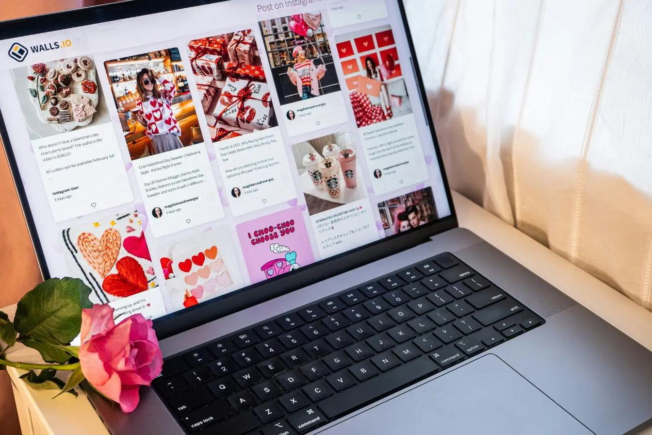 Écran d’ordinateur affichant posts de Saint-Valentin, image illustrant la différence entre Reach et Impressions sur réseaux sociaux.