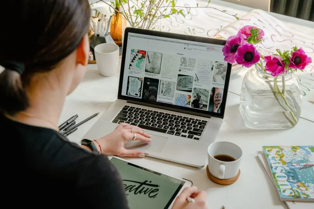 Bureau créatif avec ordinateur et tablette reflétant la rigueur nécessaire pour créer une charte graphique professionnelle.