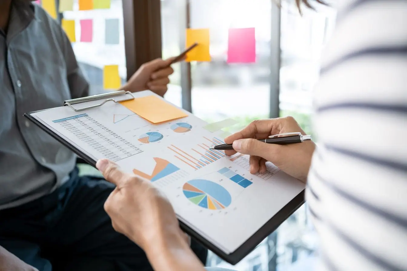 créer une charte graphique Deux personnes analysant graphiques reflétant la rigueur nécessaire pour créer une charte graphique professionnelle.