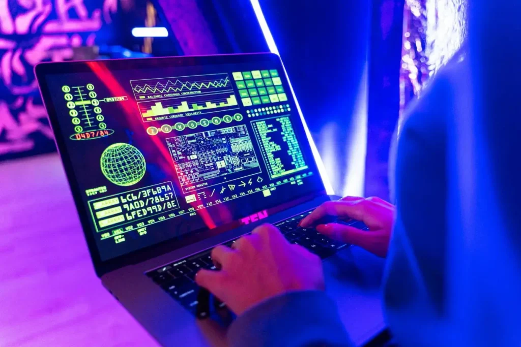 Personne tapant sur clavier d’ordinateur portable affichant interface futuriste, image représentant la cybersécurité comme outil vital pour protéger les PME.