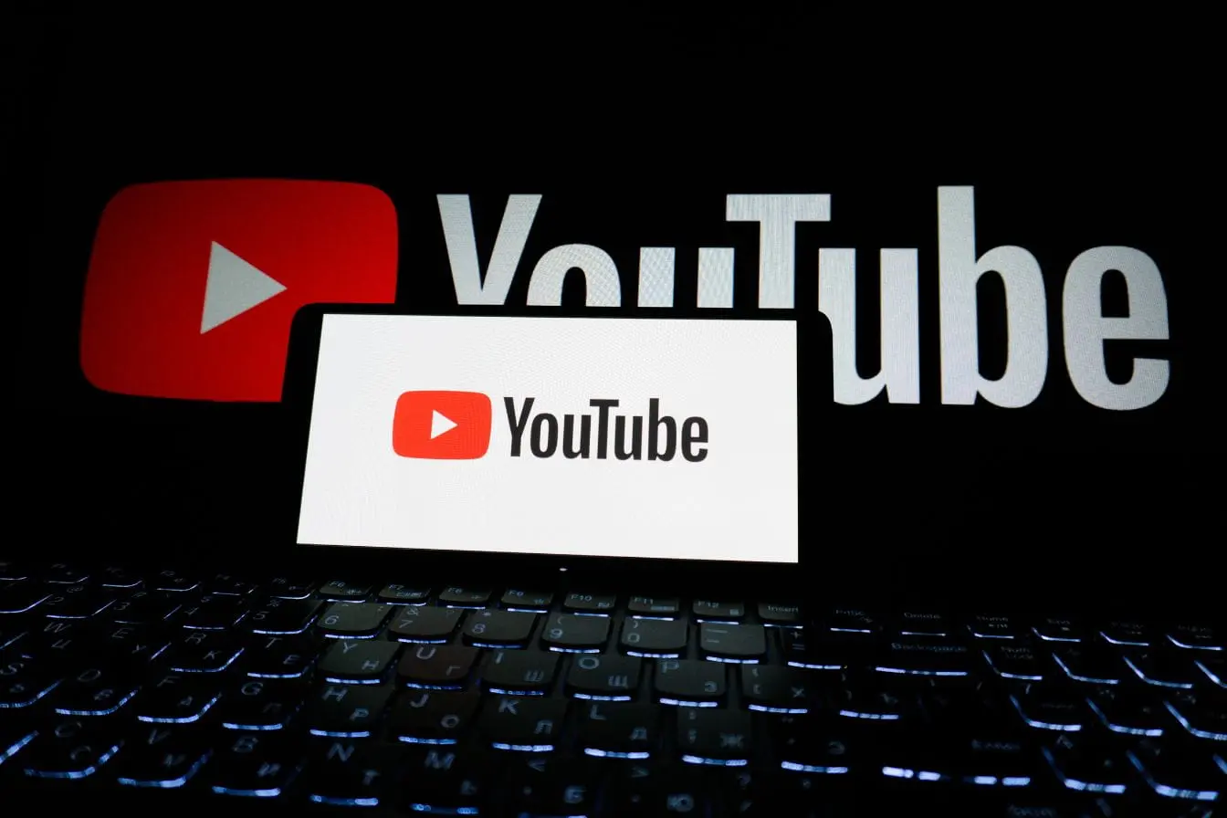 Gros plan sur logo YouTube affiché sur écran, image illustrant l’importance des Shorts dans la stratégie digitale des marques.