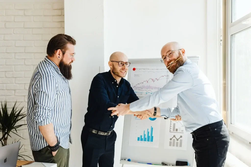 Trois personnes en réunion devant tableau reflétant l’importance du storytelling en marketing pour convaincre et engager.