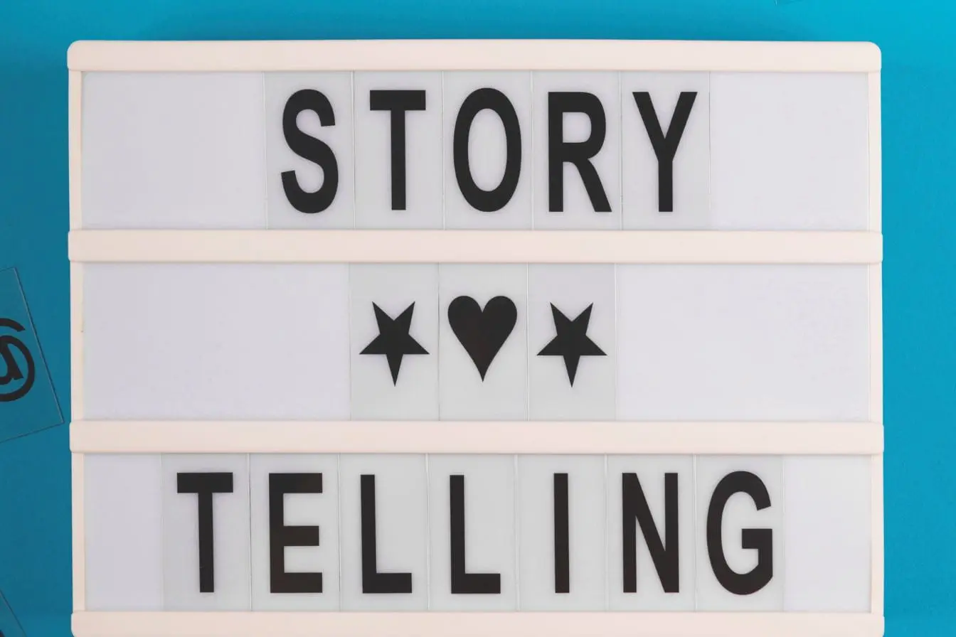 storytelling Lightbox blanche avec lettres noires reflétant l’importance du storytelling en marketing pour capter l’attention.