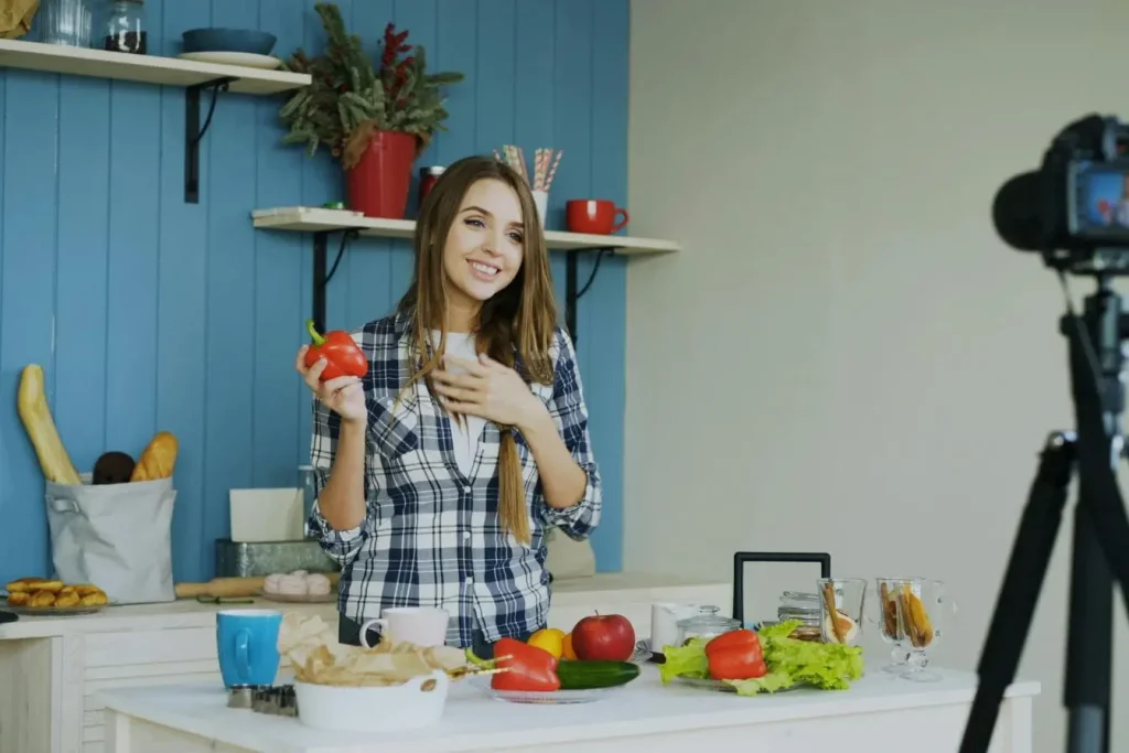 Personne tenant un poivron rouge devant caméra, image illustrant l’usage des YouTube Shorts pour promouvoir une marque culinaire.