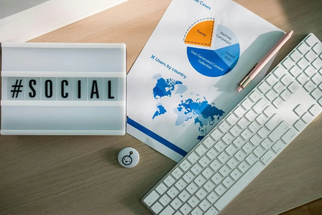 Clavier blanc posé près d’un rapport marketing visuel, image symbolisant l'utilisation deThreads pour son business et optimiser la communication digitale.