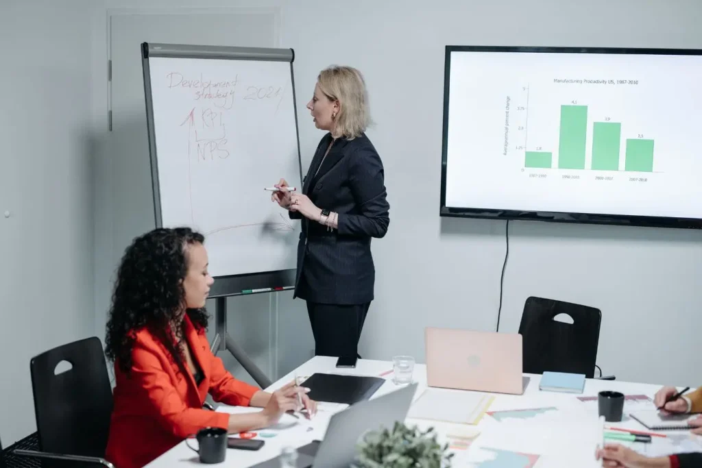 Réunion professionnelle avec tableau de stratégie, image illustrant la réflexion sur Product-Led Growth et ses indicateurs clés.