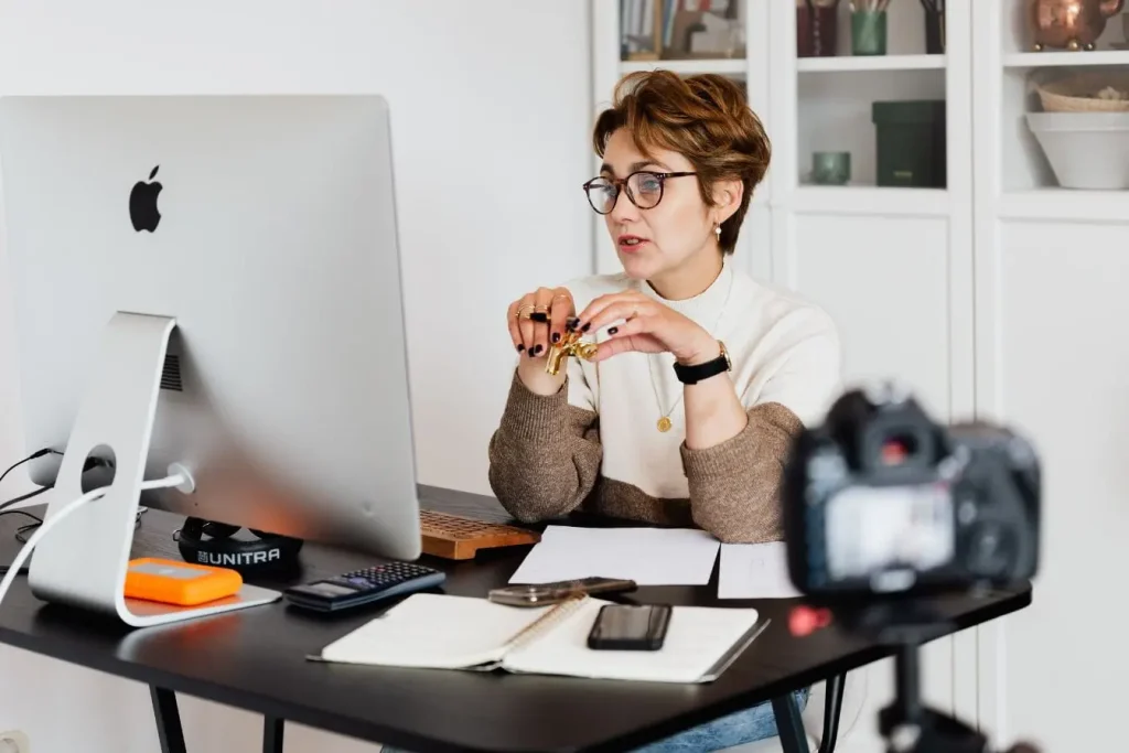 Scène de travail avec caméra orientée vers l’utilisateur, image qui traduit la notion de leadership par les idées.