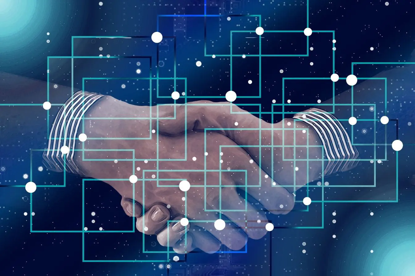 Deux mains en poignée de main avec motif numérique, image illustrant la confiance et la sécurité offertes par la blockchain.