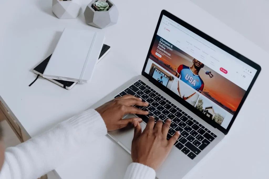 Bureau moderne avec ordinateur ouvert sur une plateforme en ligne, symbole de la planification d’un contenu evergreen.
