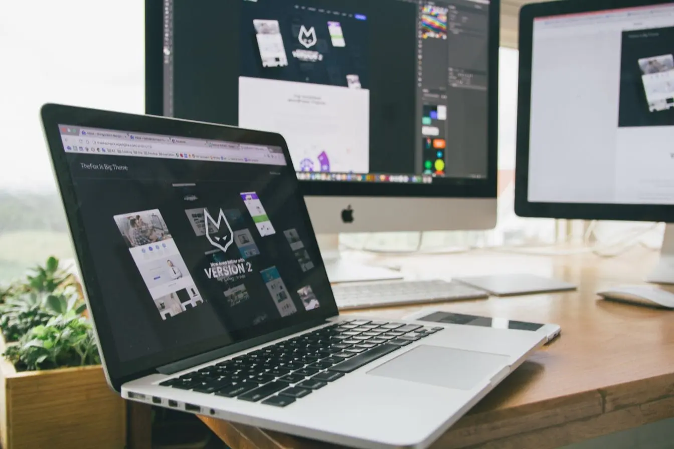créativité du motion design Poste de travail avec logiciels ouverts sur écrans, reflet de la pratique du motion design en web design.