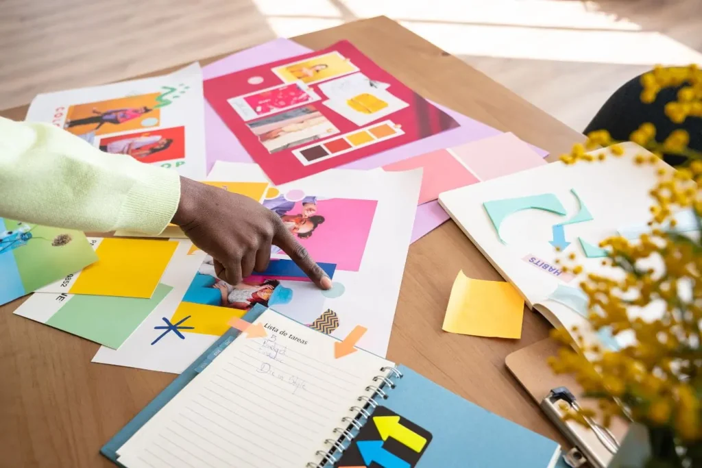 Bureau créatif avec palettes de couleurs et carnets, image qui illustre l’importance de l’employer branding dans la construction d’une identité forte.