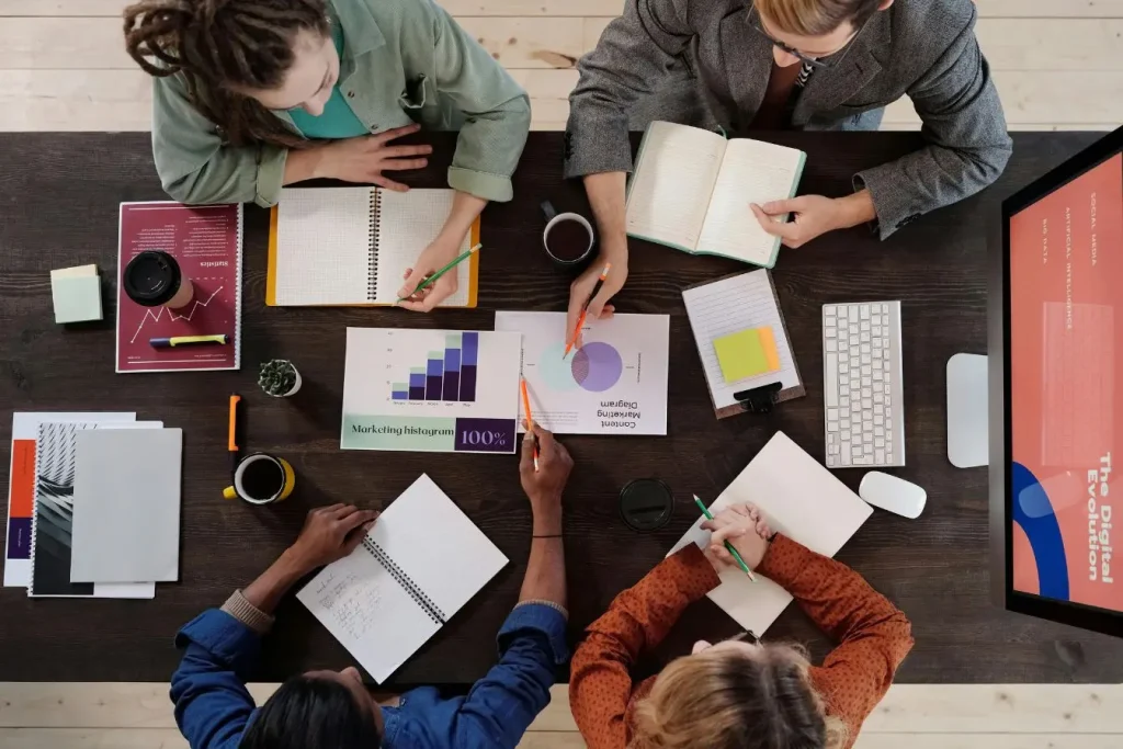 Groupe autour d’une table reflétant la distinction entre marketing B2B axé sur relations et marketing B2C centré sur consommateurs.