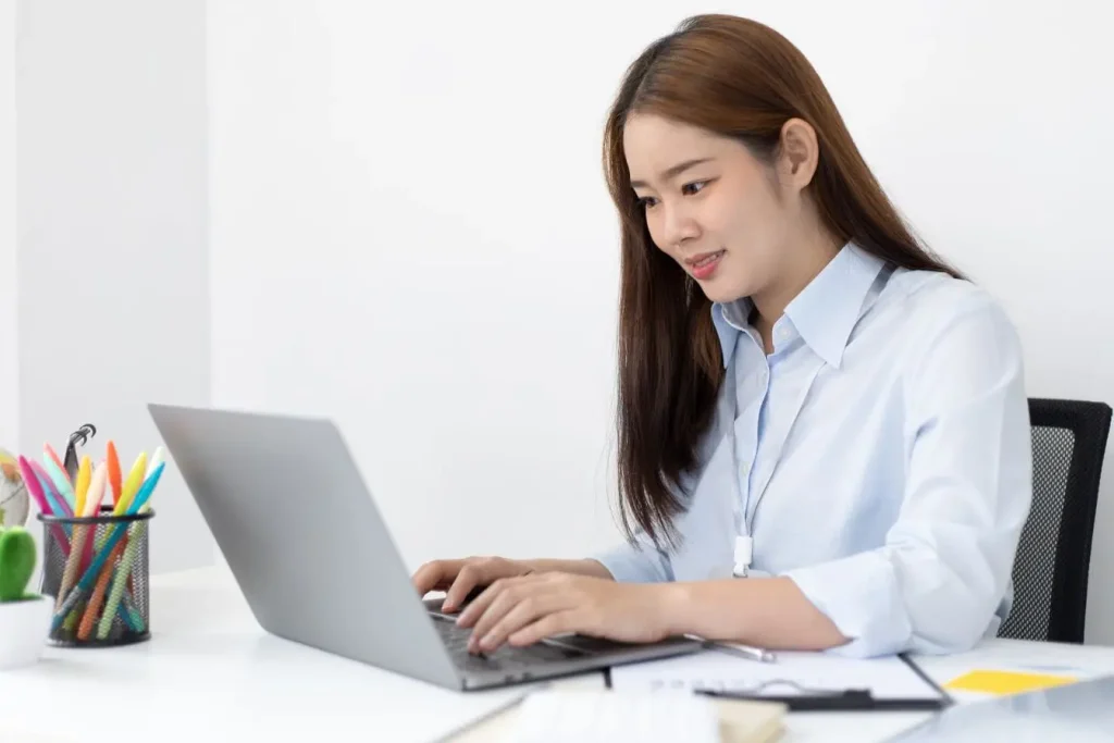 Personne concentrée travaille sur ordinateur portable, image illustrant la mise en conformité RGPD pour les entreprises.