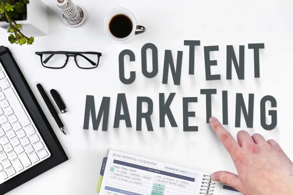 Bureau avec lettres formant Content Marketing, image qui traduit les bases du Growth Marketing.