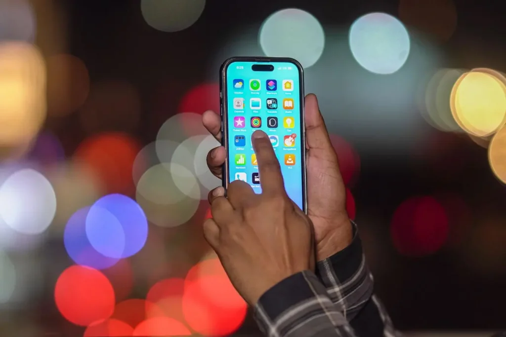 Gros plan sur smartphone affichant des icônes colorées, image qui illustre la priorité donnée au mobile-first indexing dans l’univers digital.