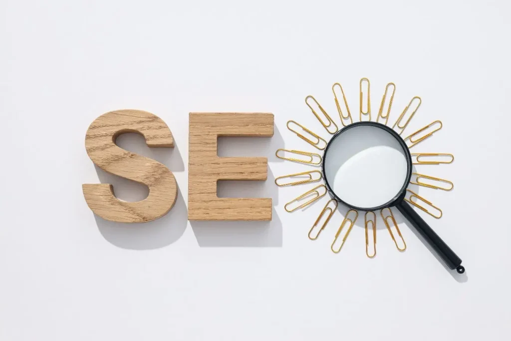 Lettres SEO formées avec objets simples, image qui traduit l’impact du référencement vocal sur le marketing digital.