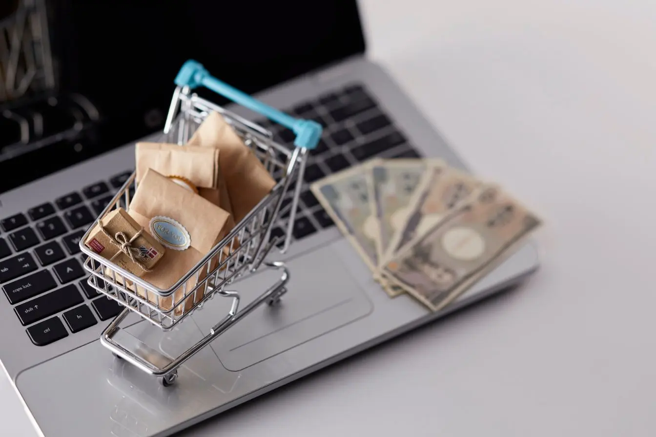 budget crawl Mini chariot rempli de colis bruns posé sur clavier, reflet d’une gestion de budget crawl en e‑commerce.