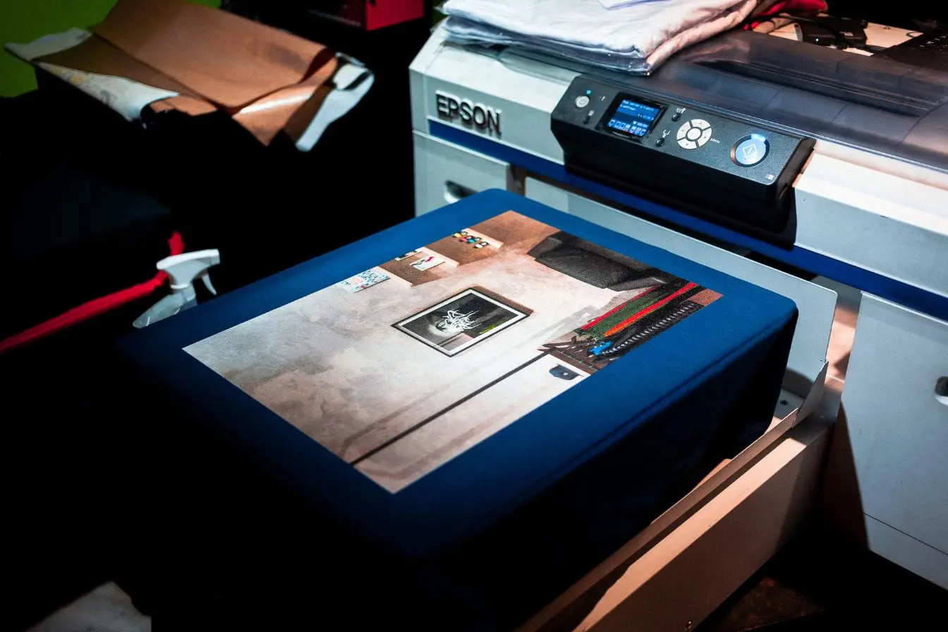 print on demand Impression textile en print on demand, motif détaillé appliqué directement sur tissu grâce à technologie avancée Epson.