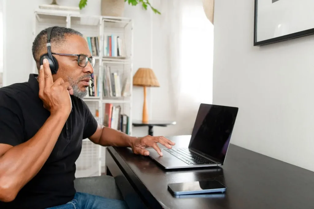 Bureau avec laptop et casque micro, reflet de l’importance des échanges en ligne dans une stratégie de funnel marketing.