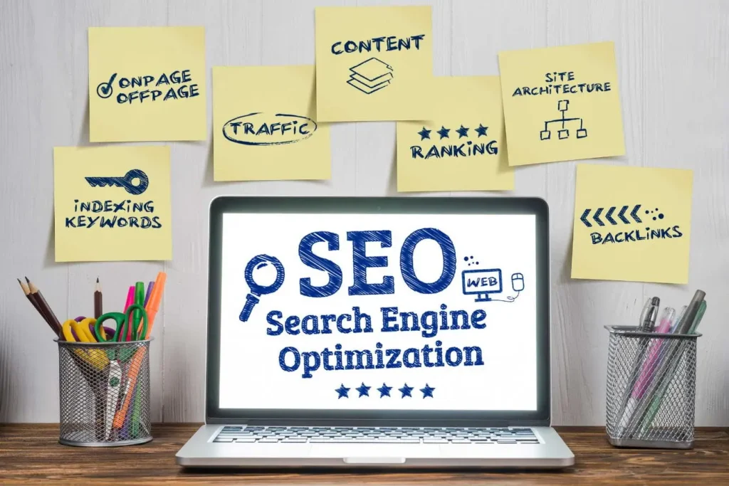 Ordinateur portable affichant SEO avec post-it sur backlinks et contenu, reflet du débat netlinking naturel vs artificiel.