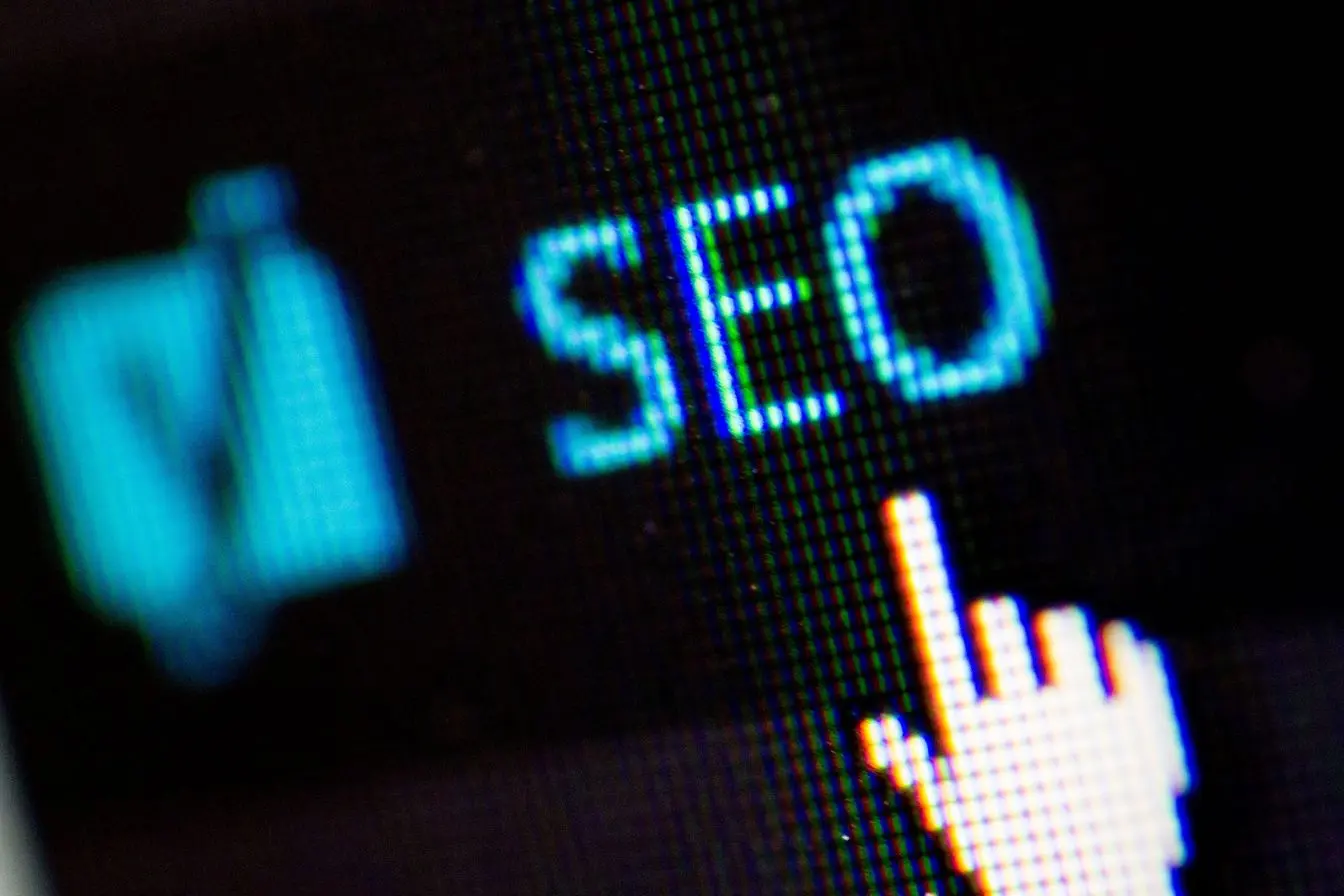 topic cluster en SEO Gros plan sur écran affichant mot SEO en bleu avec curseur, image qui illustre la logique d’un topic cluster en SEO.