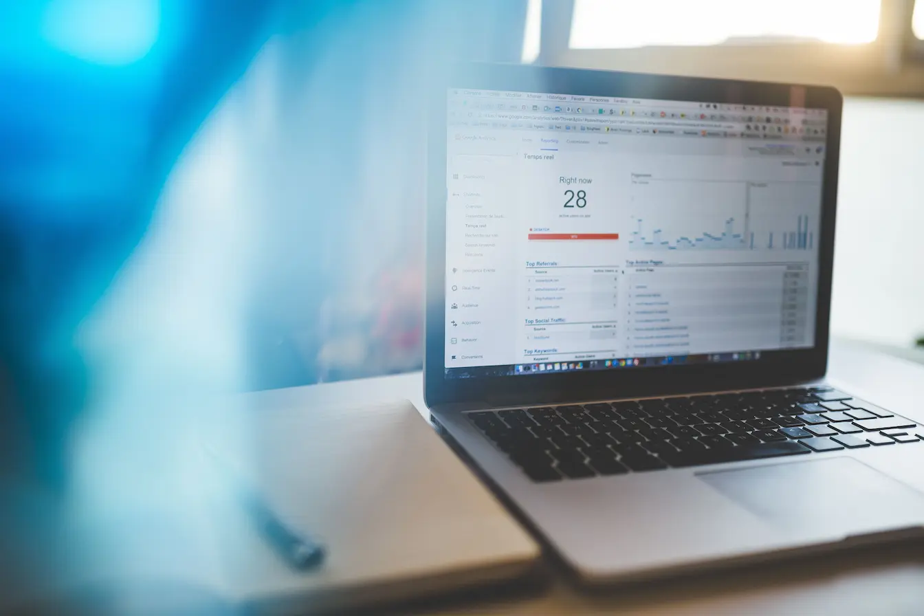 Laptop affichant Google Analytics sur bureau, image qui illustre l’impact de l’IA générative sur la stratégie SEO et l’analyse du trafic.