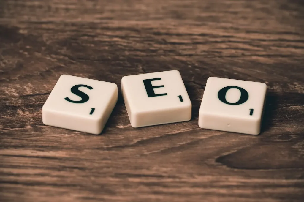 Trois lettres SEO posées sur bois, image qui illustre la recherche vocale et SEO et l’importance d’adapter sa stratégie digitale.