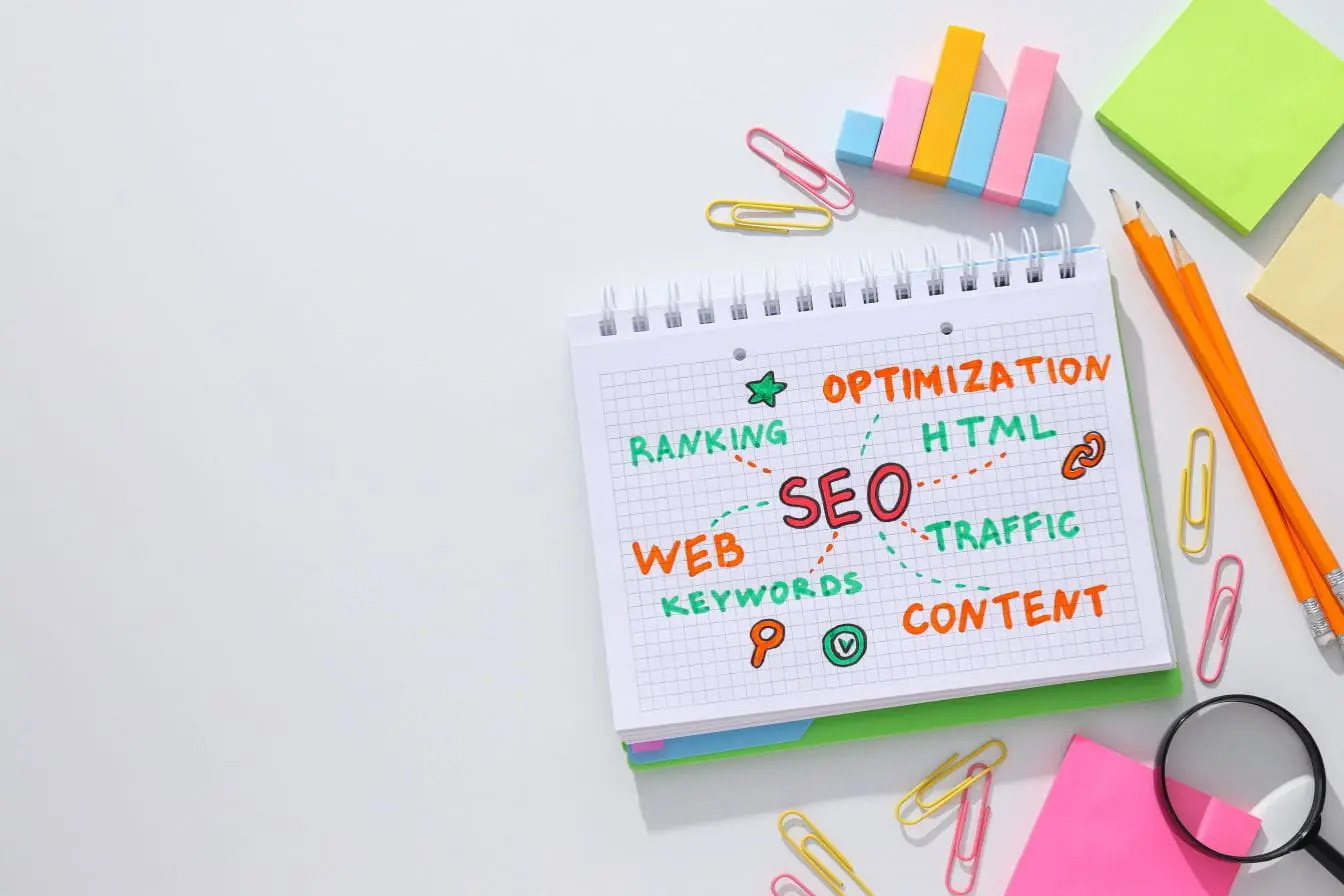 SEO Mots colorés comme keywords et ranking autour de SEO, illustration typique d’une architecture idéale pour le référencement.