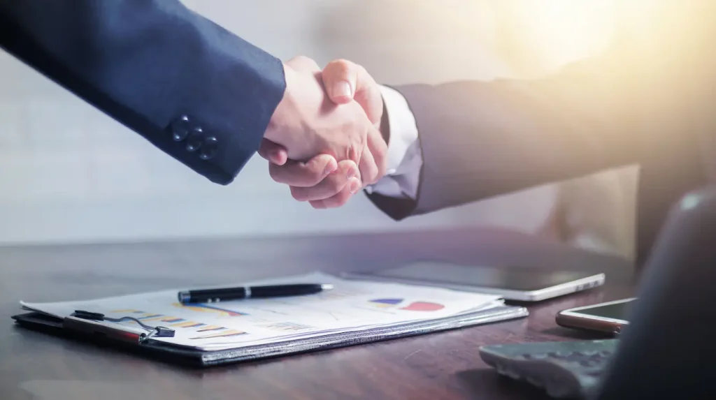 Gros plan sur documents avec graphiques colorés, reflet des discussions sur plafonds de chiffre d’affaires en auto-entreprise en 2026.