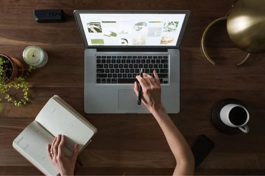 Bureau avec laptop affichant galerie web, reflet d’un nouveau site soumis au Sandbox Google et limité en visibilité SEO.