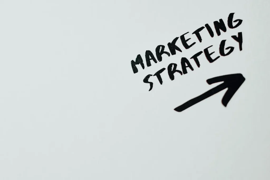 Inscription manuscrite marketing strategy avec flèche noire, image qui illustre le storytelling de marque.