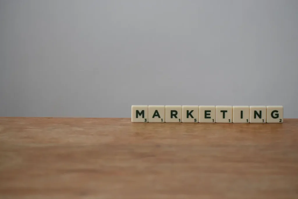 Lettres de Scrabble formant le mot marketing, image qui illustre la méthode AIDA en marketing.
