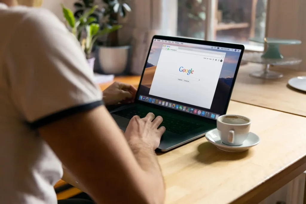 Écran d’ordinateur avec page Google ouverte, reflet d’un featured snippet qui propose une réponse concise en haut des résultats.